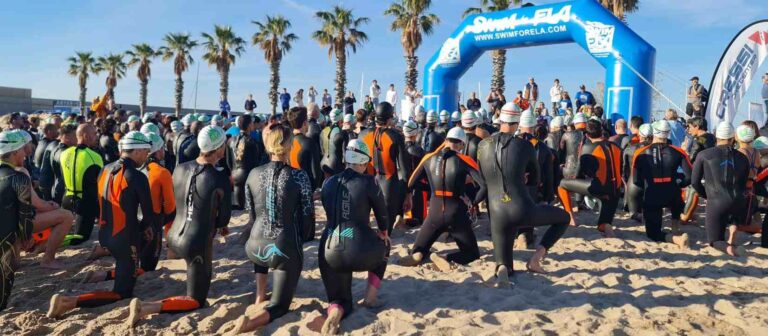 La travesía solidaria Swim for ELA batió récords el 10 de mayo con 360 nadadores
